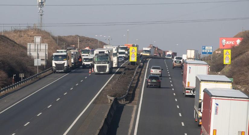 Több kilométeres dugó van az M1-esen, egy részt le is zárták