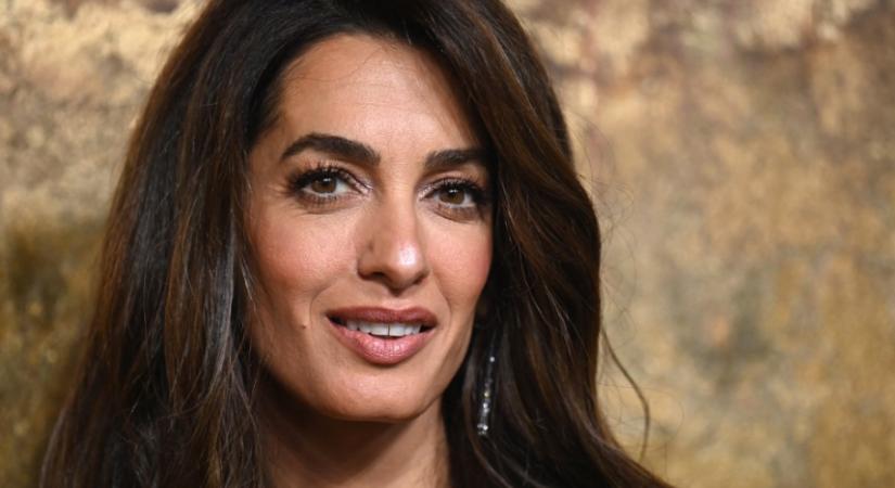 Amal Clooney ezüst randiruhájáról beszél most mindenki, tökéletesen áll neki