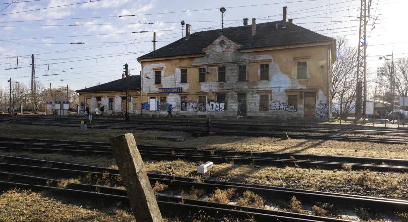 Tolatás közben kisiklott egy mozdony Budapesten