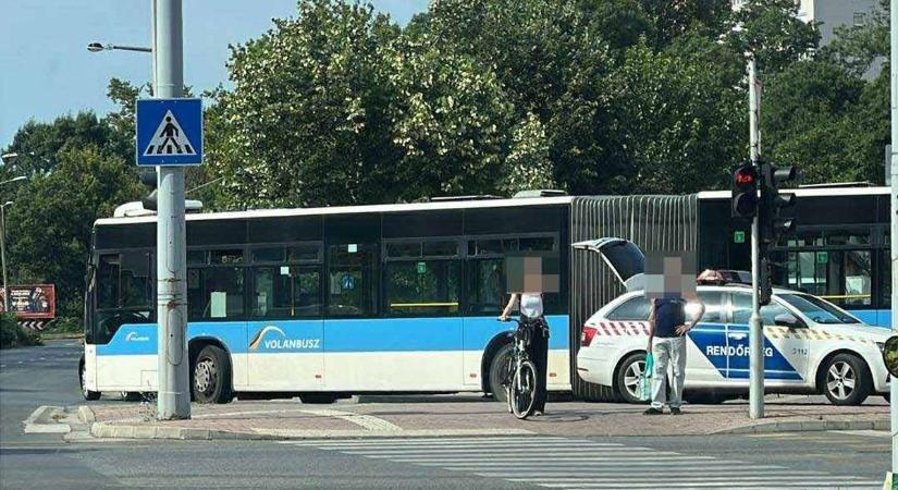 Autóbusz és személygépkocsi ütközött Újszegeden, egy ember megsérült
