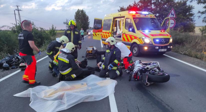 Hatalmas csattanással rohantak egymásba a járművek a 442-es úton
