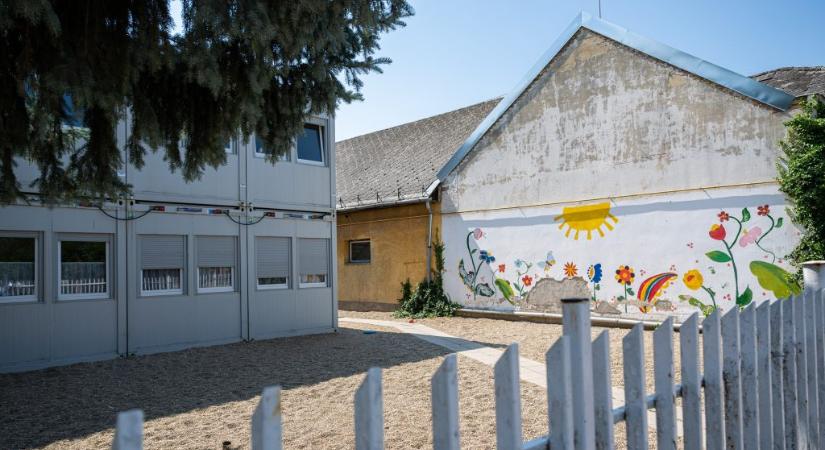 Indulhat a konténeriskola a csődközelbe került Gyömrőn: a Volánbusz szállíthatja a gyerekeket az intézménybe, csak előbb aszfaltozni kell