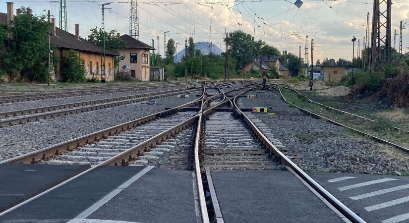 Kisiklott egy mozdony Rákosrendezőnél, ahol nemrég felújították a vasúti pályát