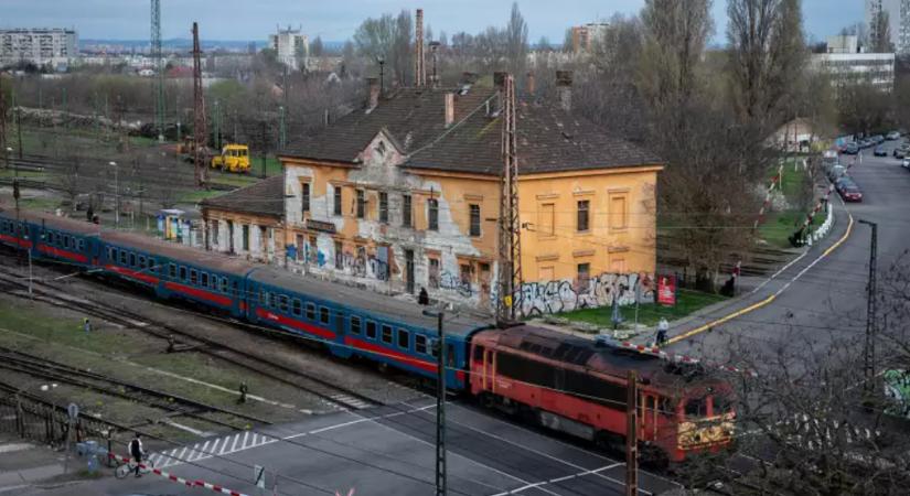 Kisiklott egy mozdony, megborult a vonatközlekedés a Nyugatinál