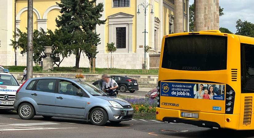 Buszbaleset az egri Bazilikánál – súlyosan megsérült egy nő