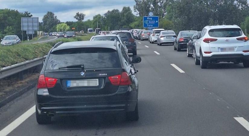 Dagad a dugó az M3-ason, mindkét oldalon lezárás
