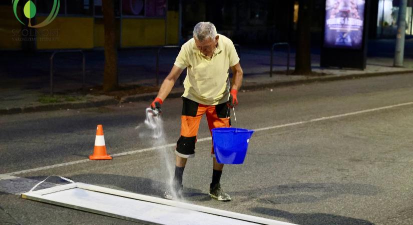 Folyamatosan festik az útburkolati jeleket Szolnokon