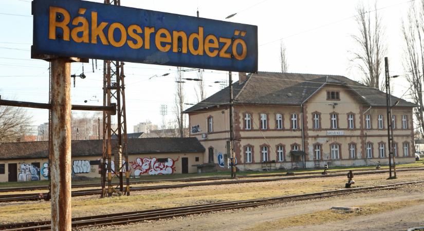 Napi MÁV: Tolatás közben kisiklott egy mozdony Rákosrendezőn
