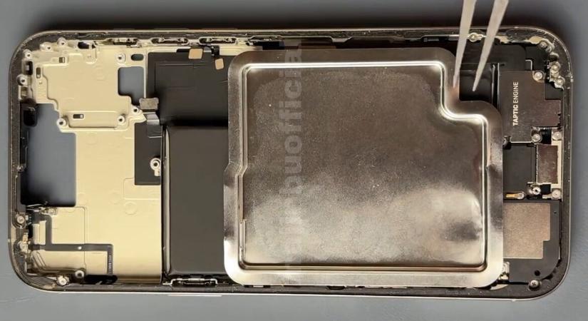 Képen az iPhone 17 Pro kétféle akkumulátora