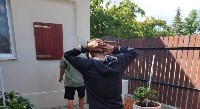 Udvarokon át menekült egy határsértő Ásotthalmon