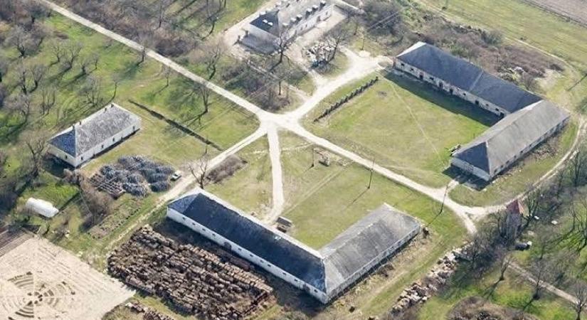 Ilyen volt-ilyen lett fotósorozaton mutatja be Hadházy Ákos, hogyan épült Hatvanpuszta