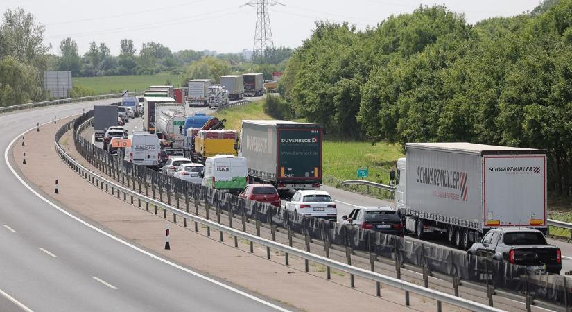 Figyelem! Súlyos baleset az M7-esen – már 10 kilóméteres a dugó