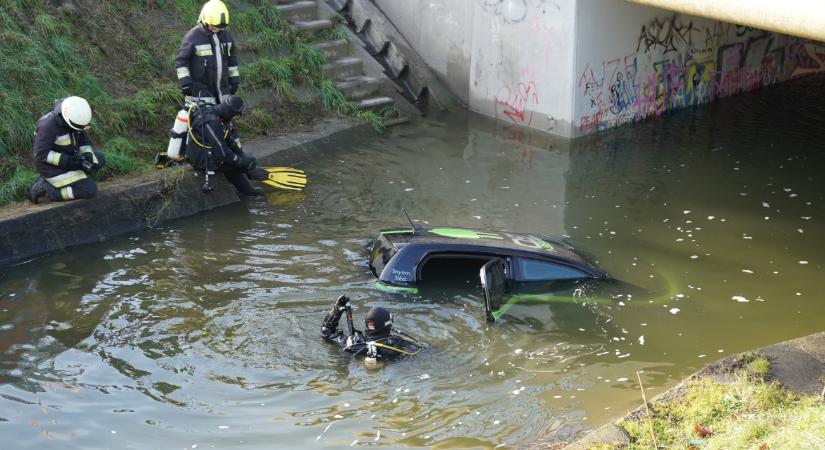 Vízbe csúszott autó utasait mentették