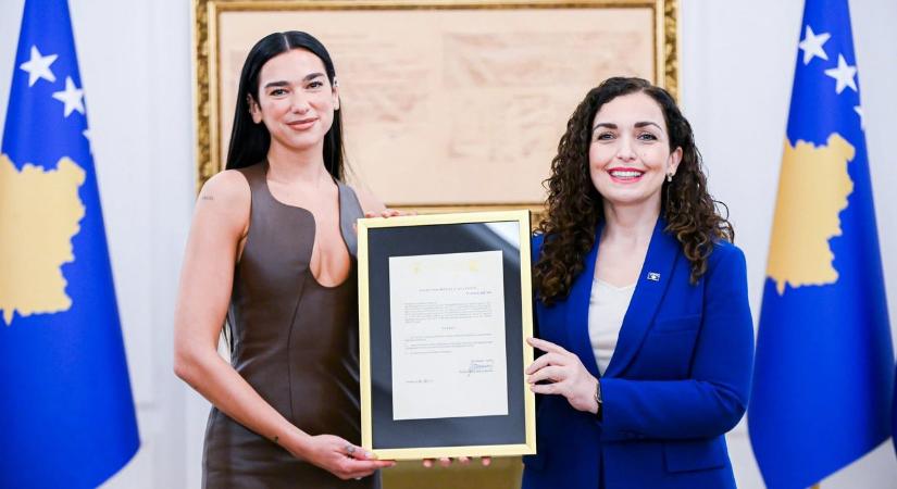 Dua Lipa koszovói állampolgár lett – fehérruhás gyerekkórus énekelte a slágerét