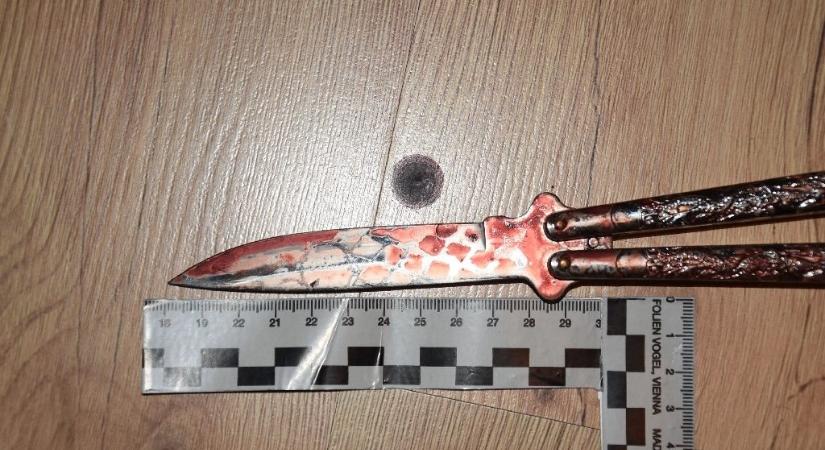 Felhívta a 112-t egy nyolcadikos fiú, hogy megölte az anyját és megsebesítette a nagymamáját