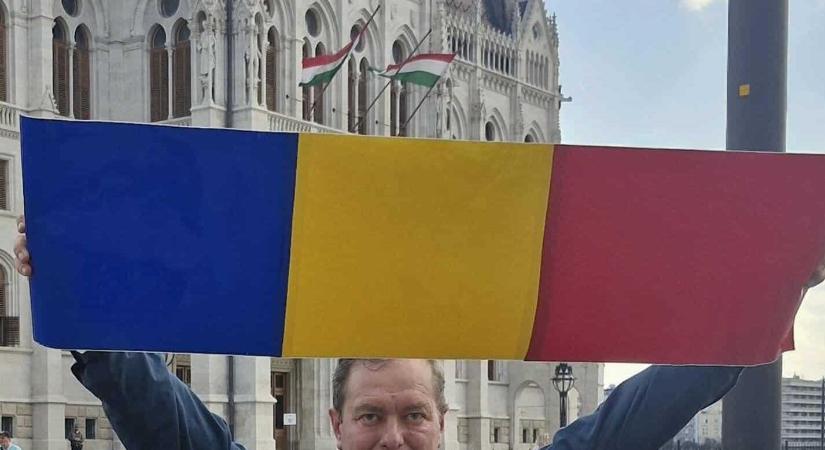 Román zászlóval pózolt a magyar parlament előtt Mihai Tîrnoveanu