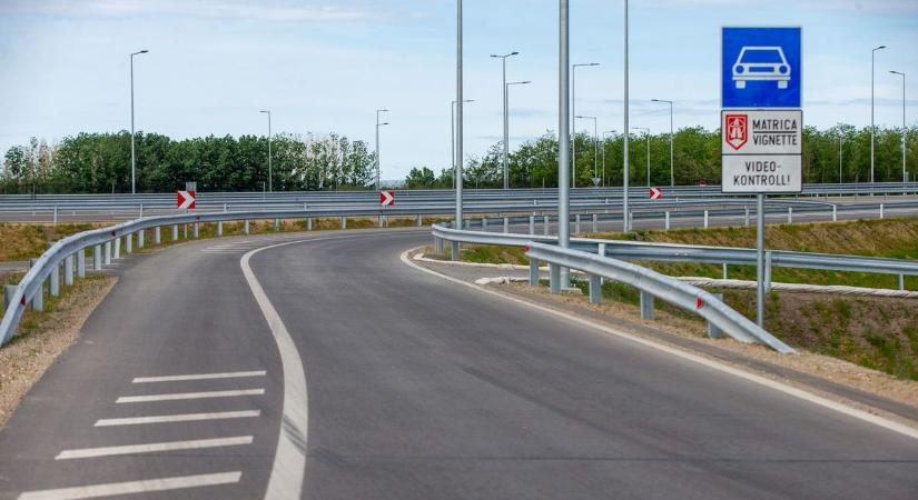 Életveszélyes mutatvány a reggeli csúcsban, biciklis tűnt fel az M5-ösön