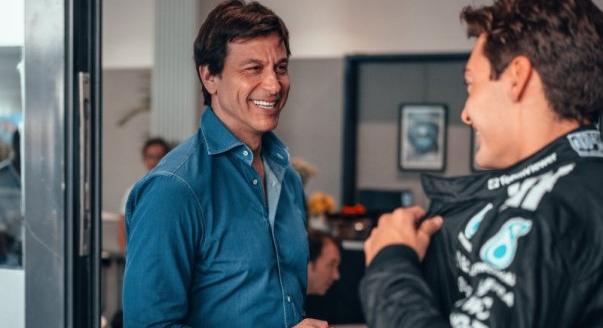 Wolff: Russell a Mercedes pilótája marad