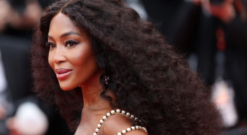 Az 55 éves Naomi Campbell bikiniben mutatta meg tökéletes alakját