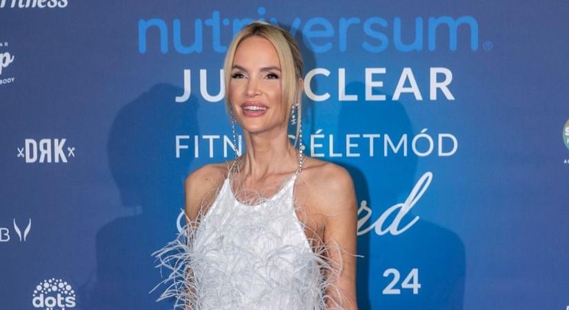 Vadítóan szexi, egyenest a melle közé fotózott Zimány Linda!