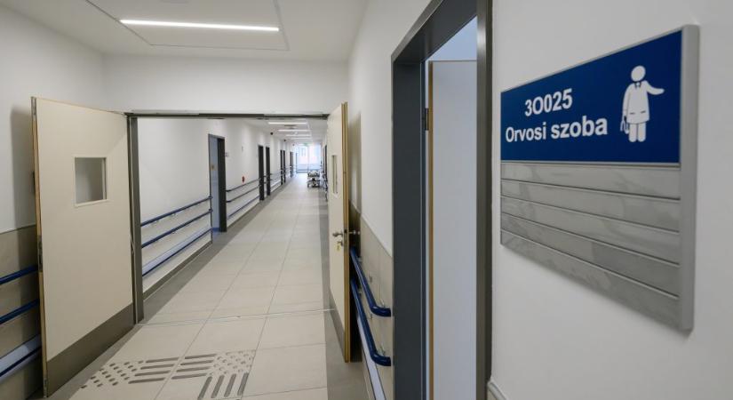 Nem volt csapvíz a székesfehérvári kórház szülészetén, palackokkal kellett leönteni a WC-t