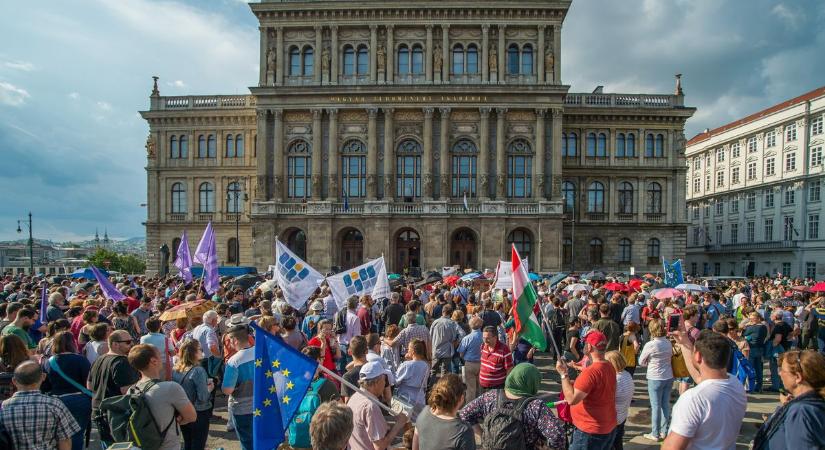 Az Akadémia tiltakozása ellenére a kormány megszüntette 4 humán kutatási hálózat önállóságát
