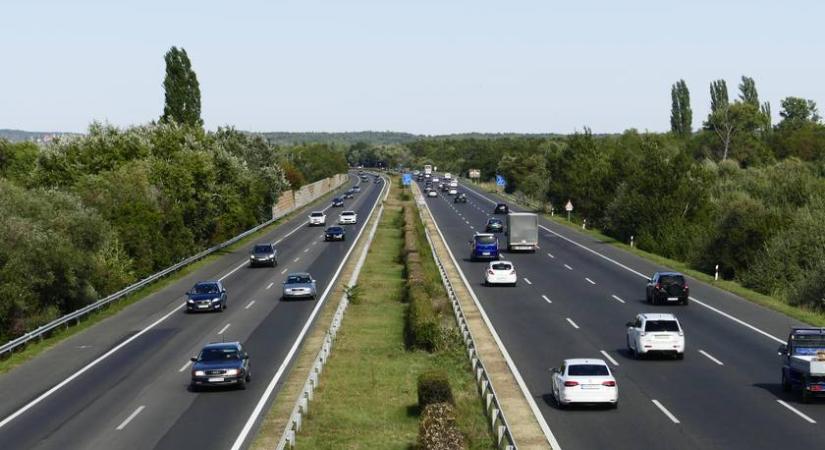 Döbbenetes, mit szállítottak egy utánfutón az M7-esen: videó készült az esetről