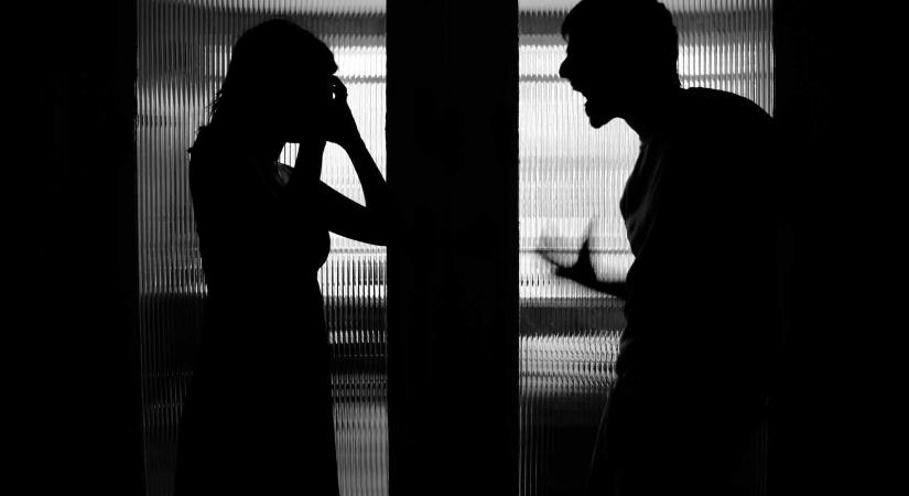 Szigorít a rendőrség: mostantól rendszeresen visszajárnak oda, ahol volt családon belüli erőszak