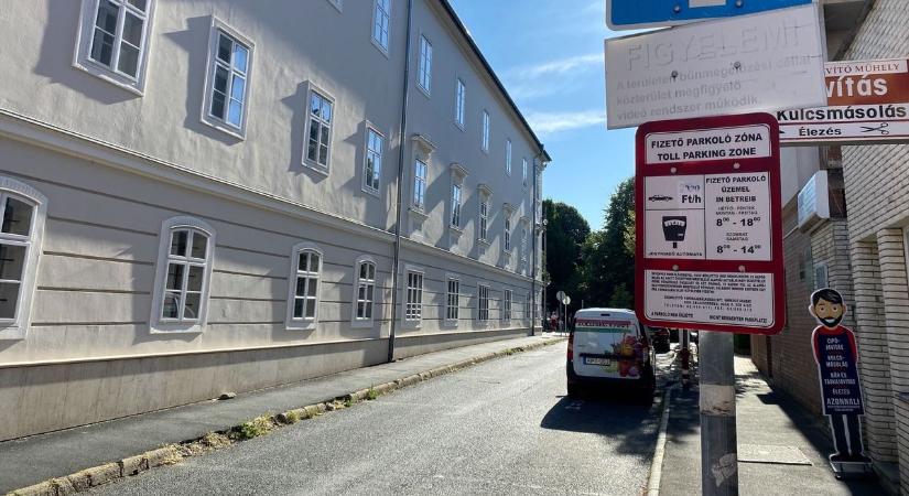 Itt most nem parkolhat két hétig, szegélycsere lesz a zalai városban (galéria)