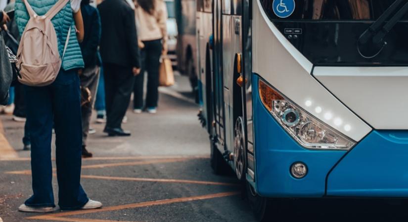 Bőröndbe tuszkolta, majd egy busz csomagtartójába rejtette kétéves gyermekét az anya: így derült fény a gyalázatos tettre