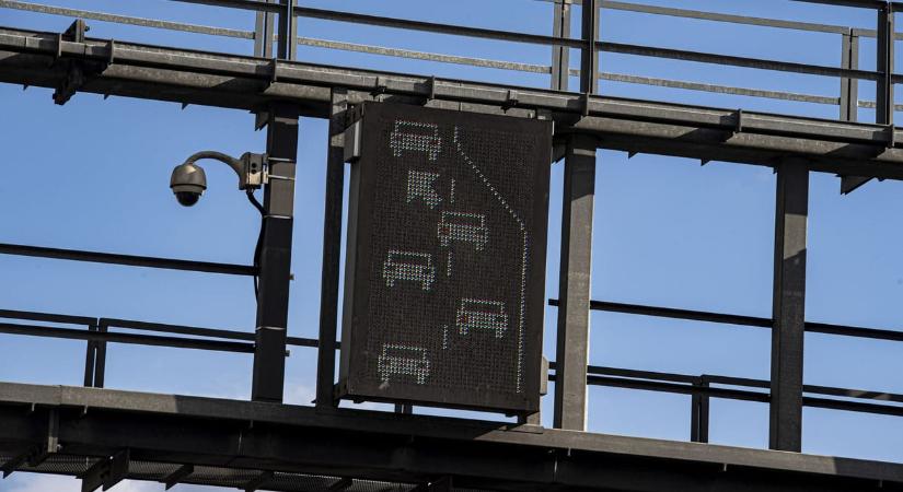 Négy autó karambolozott az M7-esen, 8-9 kilométeres a torlódás