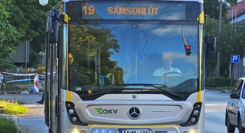 Lezárnak egy debreceni buszmegállót