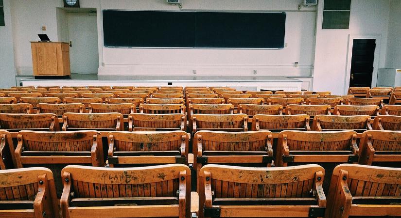 Távozott az egyetemről a szexuális abúzussal gyanúsított professzor