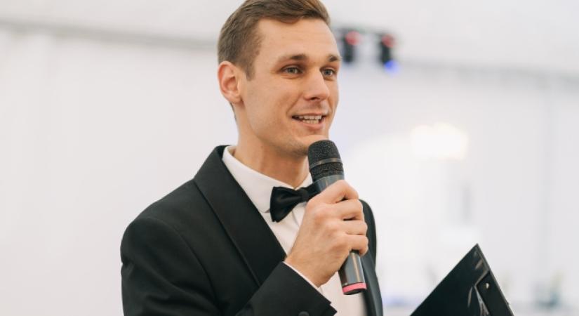 Hogyan készítsünk személyre szabott esküvői programot? Egy ceremóniamester útmutatója