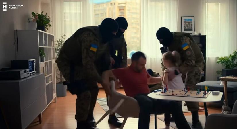 Mesterséges intelligencia által generált videót terjeszt a Harcosok Klubja arról, hogy ukrán katonák egy apát rángatnak el a családja mellől, majd halálra verik