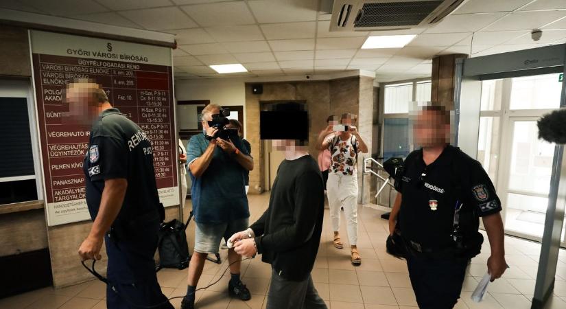 13 éves késelő - Javítóintézetbe szállítják a fiút, aki az anyjára és nagymamájára támadt - fotók