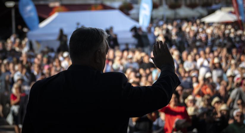 Orbán Viktor Spiró György új könyvét is elviszi magával a nyaralására