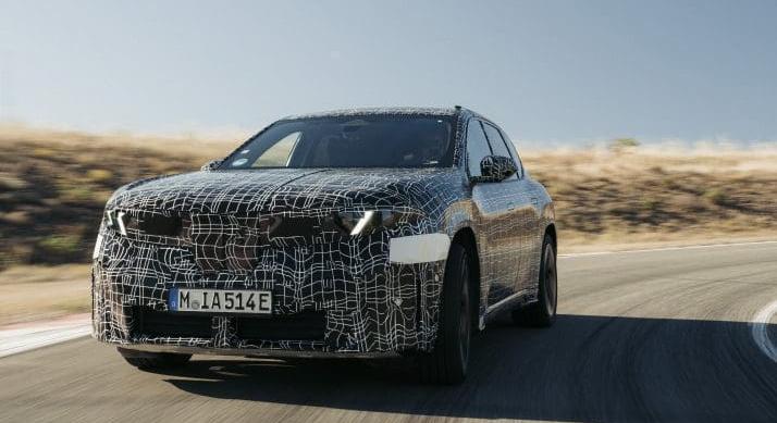 Jön a BMW titkos fegyvere – Az iX3, 800 km-es hatótávval mindent visz, tényleg veri a Teslát?