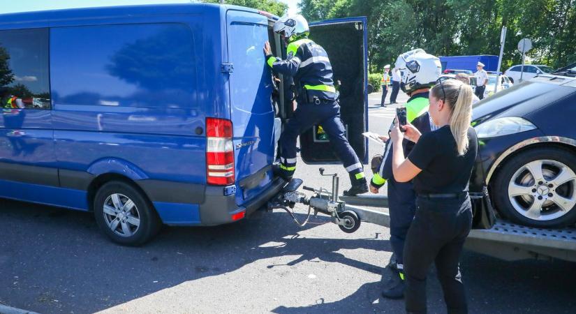 Nem én vezettem! – mondta a részeg sofőr a rendőrnek, majd átmászott a hátsó ülésre