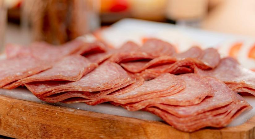 Veszélyes az egyik áruházlánc kedvenc szalámija!
