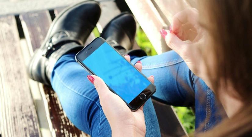 Egy friss kutatás szerint ez alatt az életkor alatt tilos mobilozni - nem véletlenül!