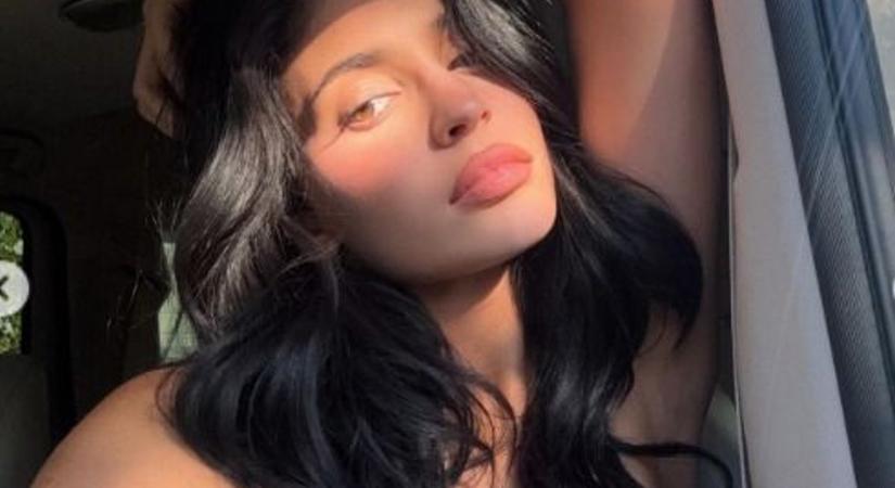 A fél internet megvadult, miután Kylie Jenner feltöltötte ezt a képet magáról