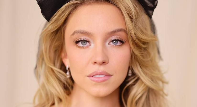 Sydney Sweeney ilyen dögös bikiniben: a botrányba keveredett színésznő alakját mintha rajzolták volna