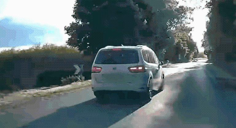 Videón látható, ahogy a szembe jövőket is veszélyeztette a büntetőfékező autó