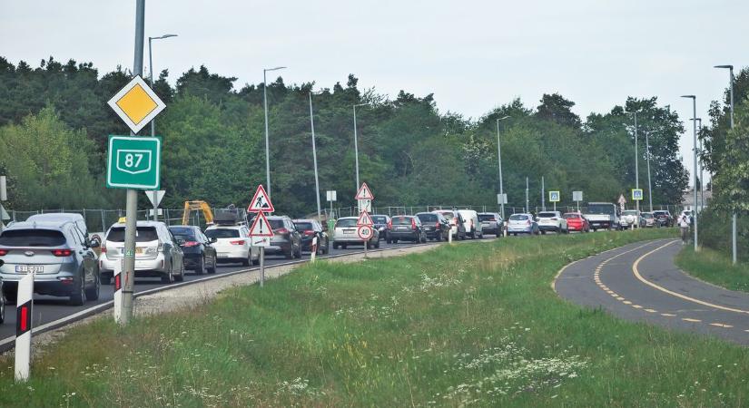 Óriási a torlódás a motorbaleset miatt Szombathely határában - fotók