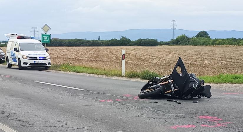 Motoros és személyautó ütközött össze Szombathely határában - helyszíni fotók