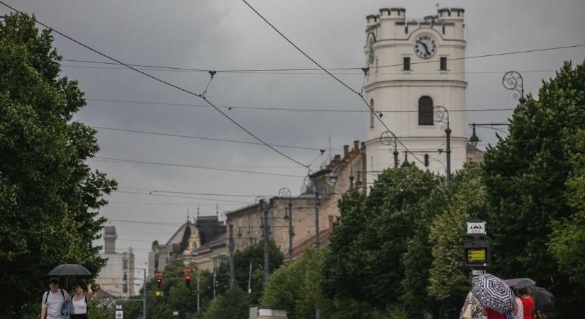 Felhőszakadással érkezett meg a lehűlés Hajdú-Biharba! Jégesőre és villámlásra is számíthatunk – videókkal