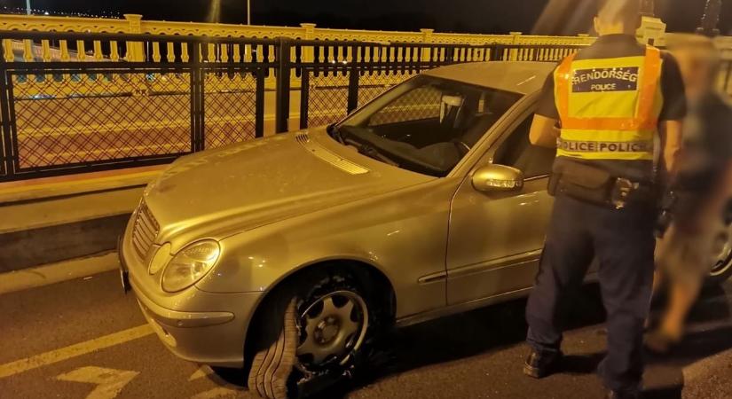 Jó ötletnek találta egy sofőr, hogy ittasan, leszakadt gumiabronccsal hajtson át a Margit hídon