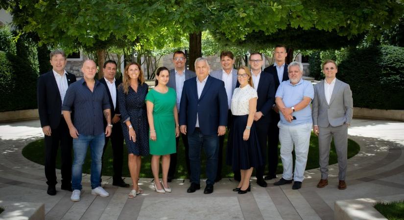 Orbán Viktor: Online forradalom zajlik Magyarországon – már több mint ezer digitális polgári kör alapítását kérelmezték! (VIDEÓ)