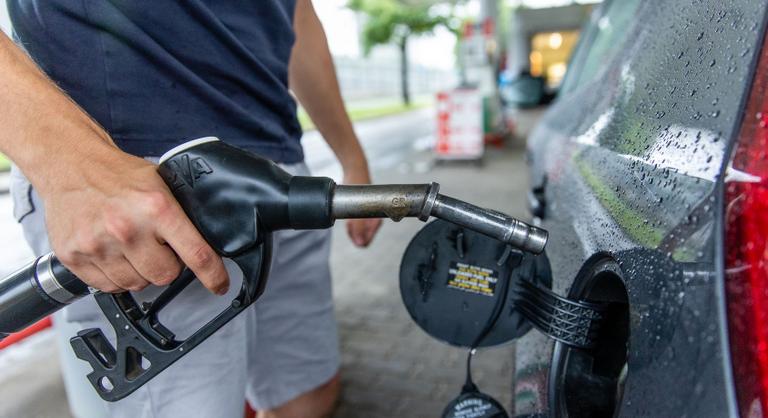 Újranyithat a benzinkút, ahol grófok és színészek is tankoltak